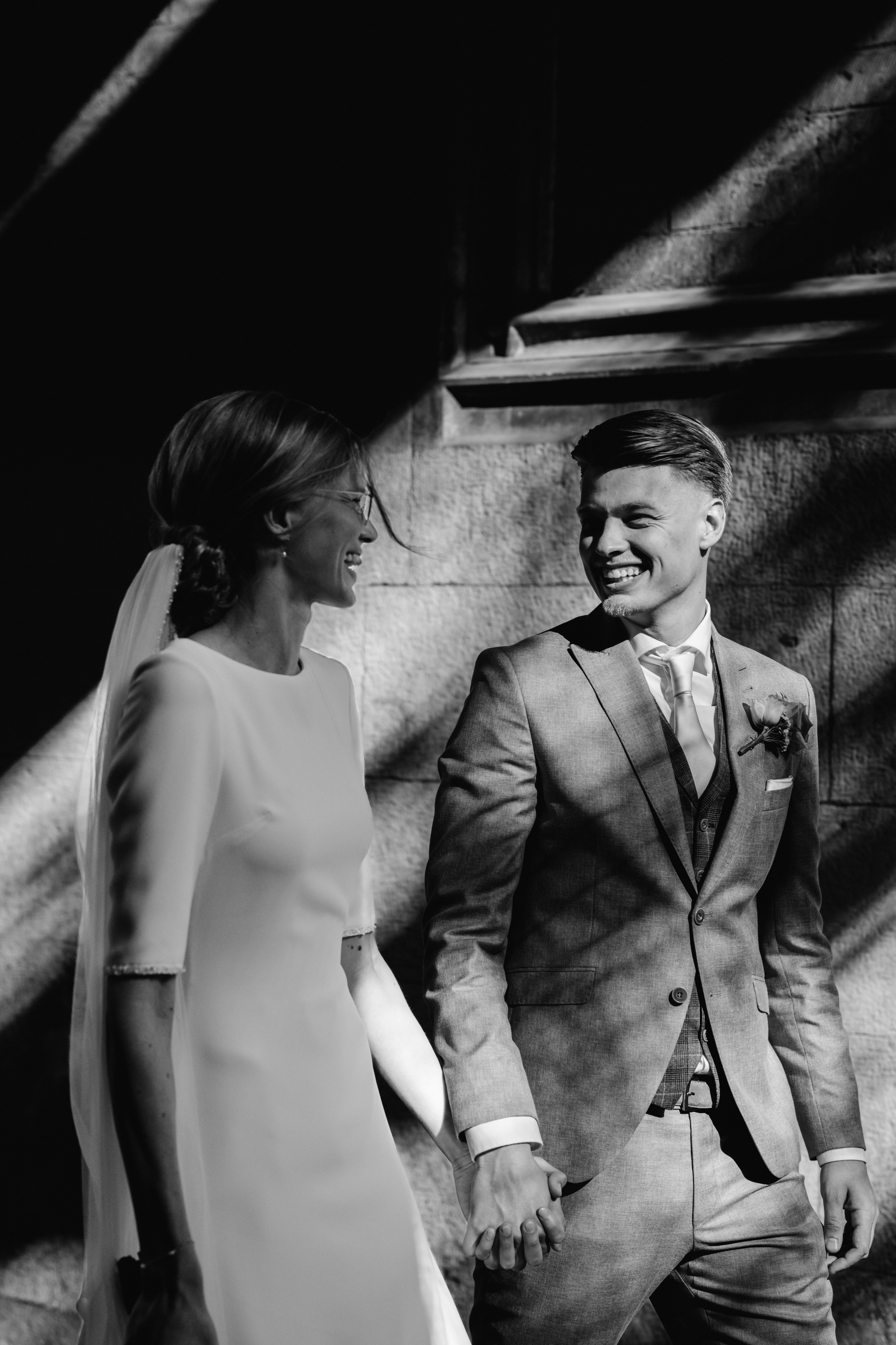 Bruidspaar op een prachtige locatie